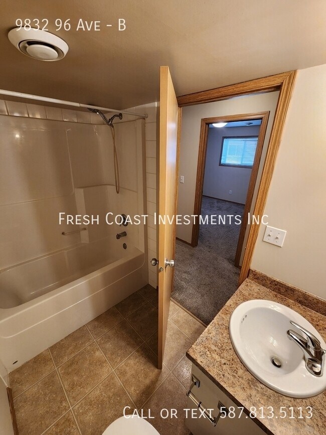 Photo du bâtiment - 9832-9896 96 Ave