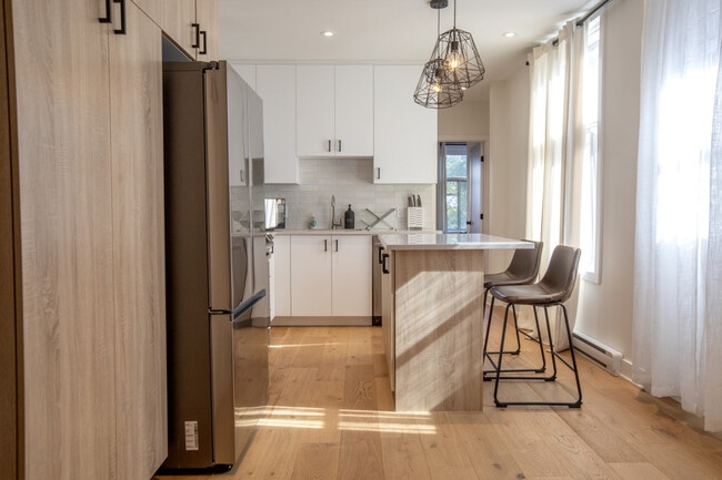 Building Photo - 4617 R. Saint-Denis