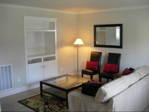 Building Photo - 615 W 11th St