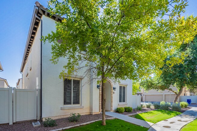 Building Photo - 902 S Adam Way