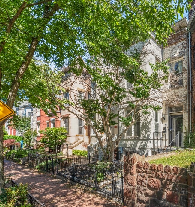 Photo - 11 R St NW (Washington, DC) House