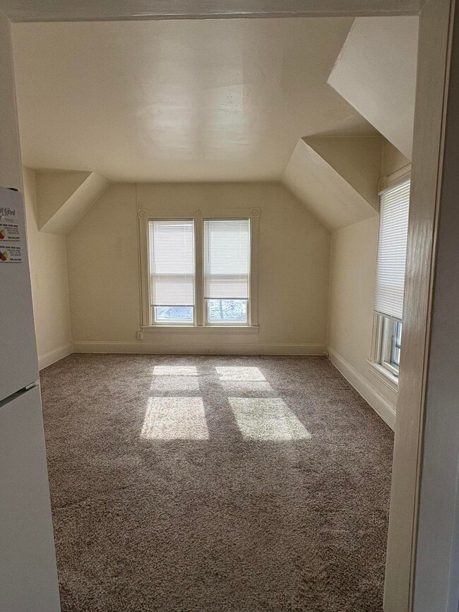 Building Photo - 205 Oak St