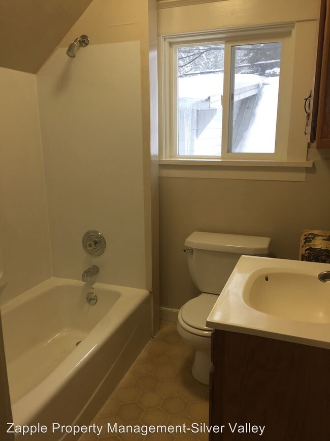 Building Photo - 3 br, 1.5 bath House - 140 King St.