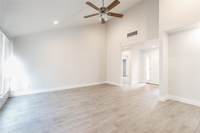 Foto del edificio - 4719 Hidden Springs Dr
