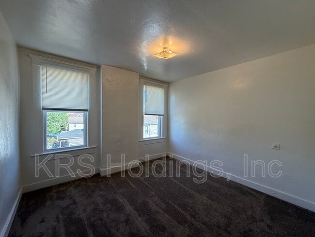 Building Photo - 325 W 31st St