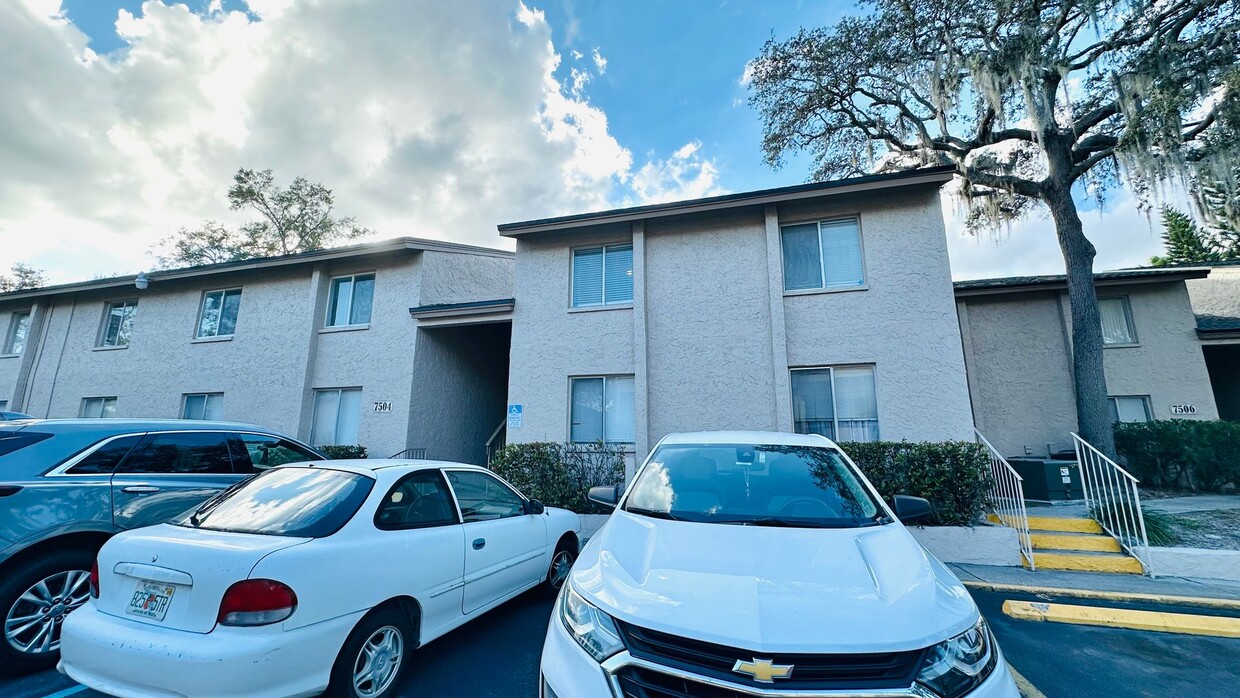 Foto principal - 2 bedroom 2 bath Condo in Temple Terrace a...