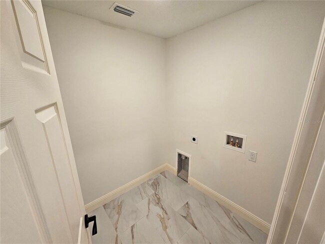 Building Photo - 1640 Strathmore Cir
