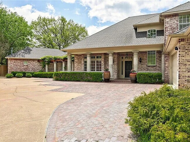 Building Photo - 1307 Brookside Dr