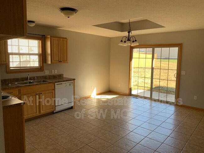 Foto del edificio - 2010 N Bradbury Ln