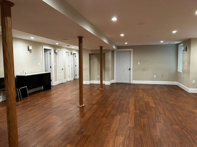 Foto del edificio - Massive Brighton 8 Bed / 9 Bath House in the 1700 block of Comm Ave!!!! Students Welcome. Avail 9...