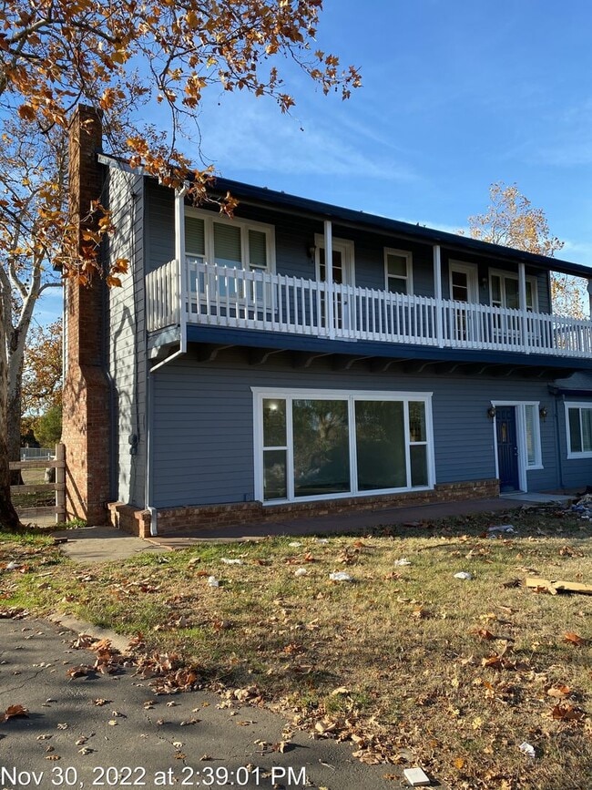 Building Photo - Country Property