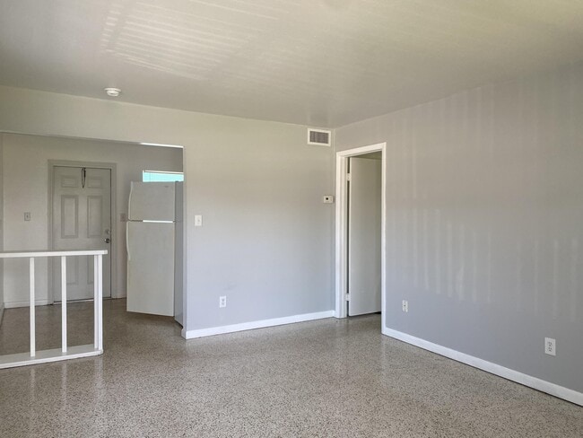 Building Photo - 595 Cinnamon Dr