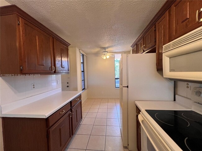 Foto del edificio - 6528 Coral Lake Dr