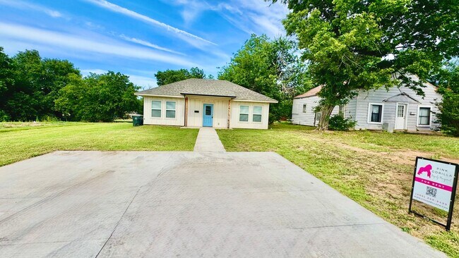Building Photo - Charming 2-Bed Home in Chickasha -  Move-In Ready