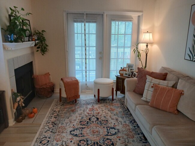 Sala de estar con puertas francesas que dan a la terraza. - 100 Kensington Blvd
