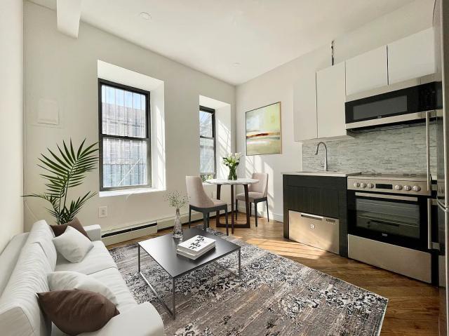 Foto principal - 4 bedroom in New York NY 10002