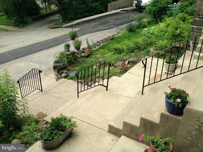 Building Photo - 33 Price Ave