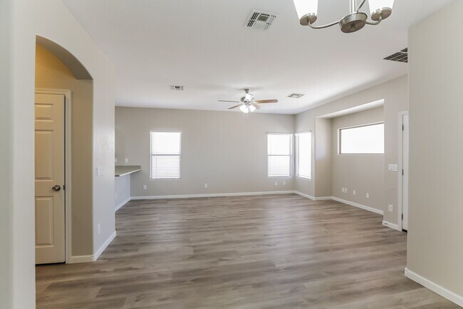 Foto del edificio - 8827 W Hess St