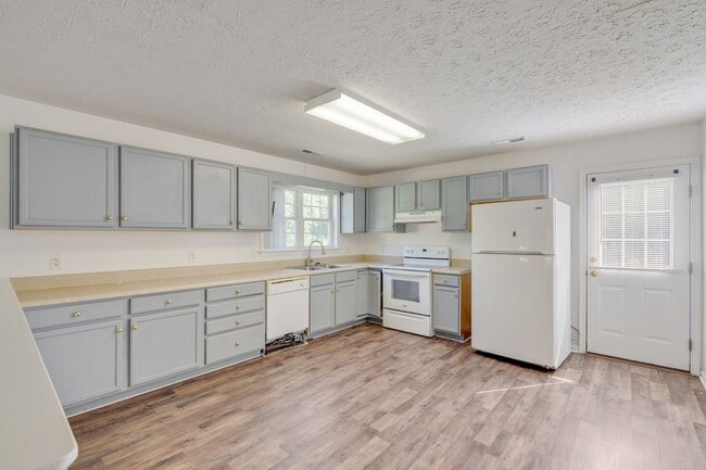 Building Photo - Lovely 2Bd/1.5Bth End Unit TH in quiet nei...