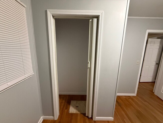 Building Photo - 622 E Carpenter St