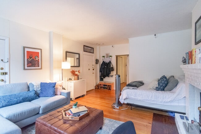 Building Photo - 213 Newbury St