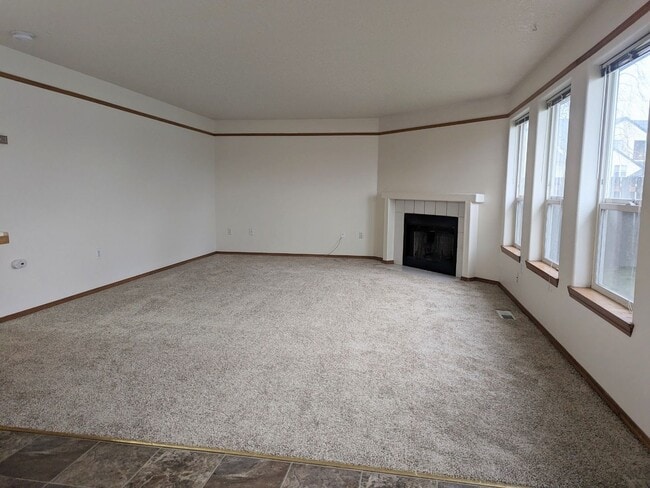Building Photo - Large 3 Bedroom Home with Fenced Yard Available Now!
