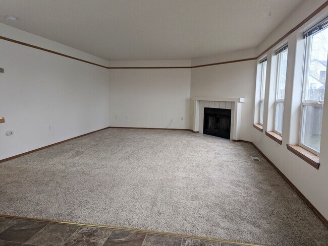 Foto del edificio - Large 3 Bedroom Home with Fenced Yard Available Now!