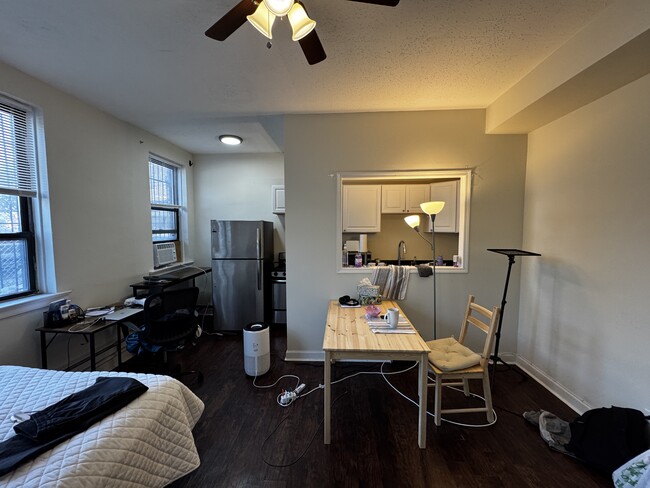 Building Photo - 3338 N Marshfield Ave