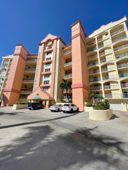 Foto principal - Sought-after Oleander condo available for ...