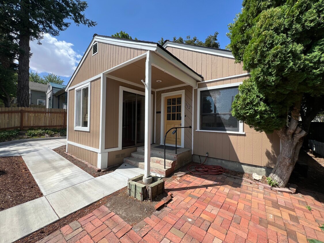 Foto principal - 312 NW Harrison St
