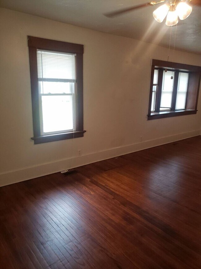 Building Photo - 2 BR House Near Lakeside Park
