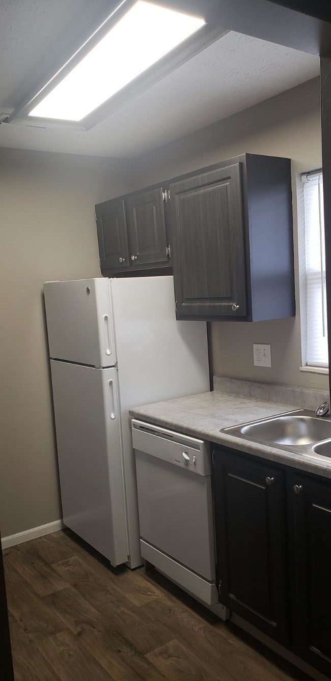 cocina de la casa adosada renovada - Rocky Creek Apartments