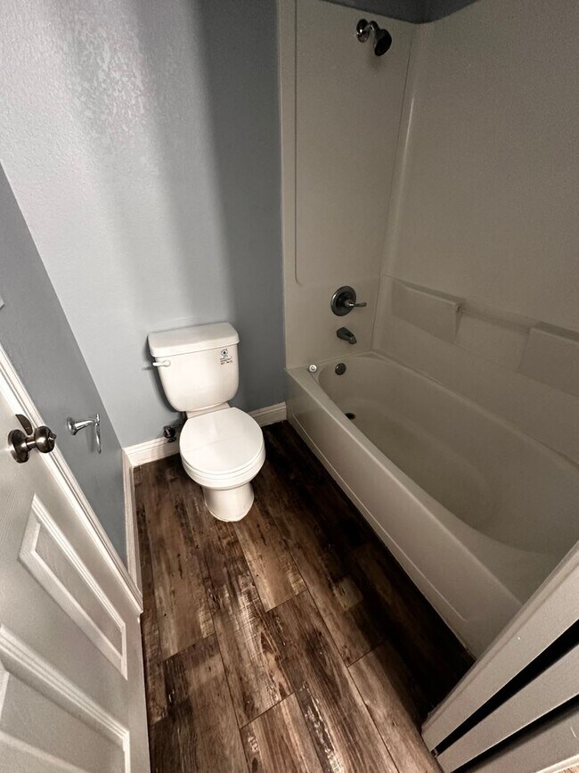 Foto del edificio - 3 Bedroom 1.5 Bathroom Condominium For Rent
