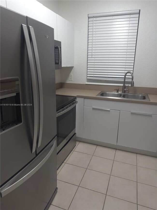 Foto del edificio - 6684 W Sample Rd