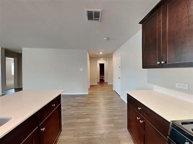 Foto del edificio - 305 Anvil Dr