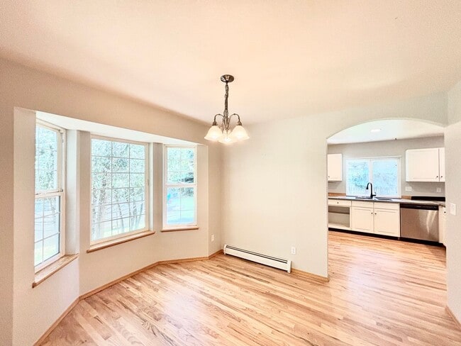 Building Photo - Great 4 bedroom home close to MSU & the ho...
