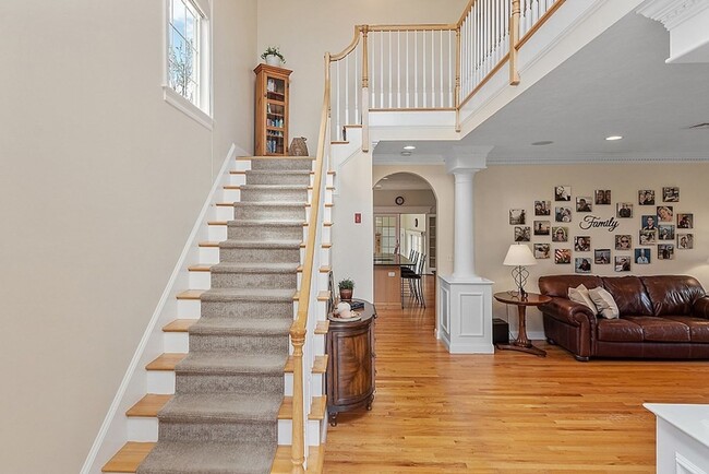Building Photo - Spectacular 3 bedroom, 3 bath Single Famil...