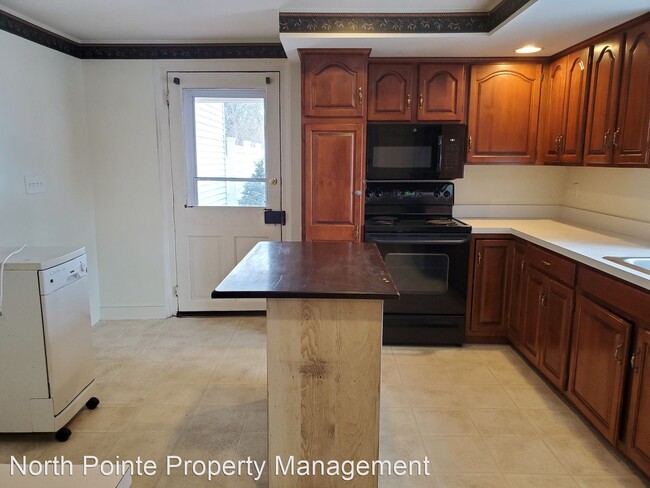 Building Photo - 4 br, 1.5 bath House - 124 W. Main St.