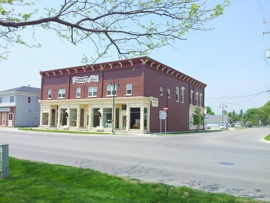 Building Photo - 402 W Lake St