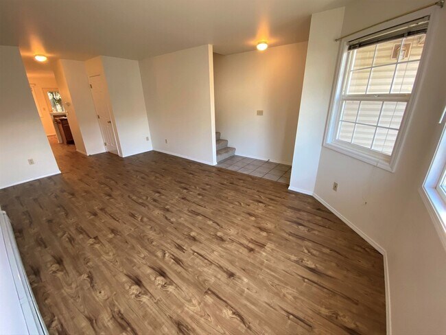 Foto del edificio - 2 Bed 1.5 Bath Condo! W/S/G/Lawn Care Included!