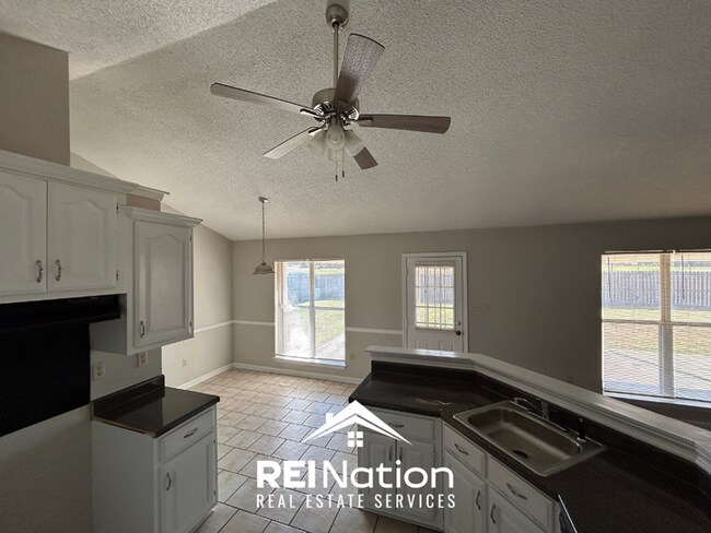 Foto del edificio - HORN LAKE STUNNER! 3BR/2BA | Vaulted Ceilings & Fireplace | Covered Patio & Garage!
