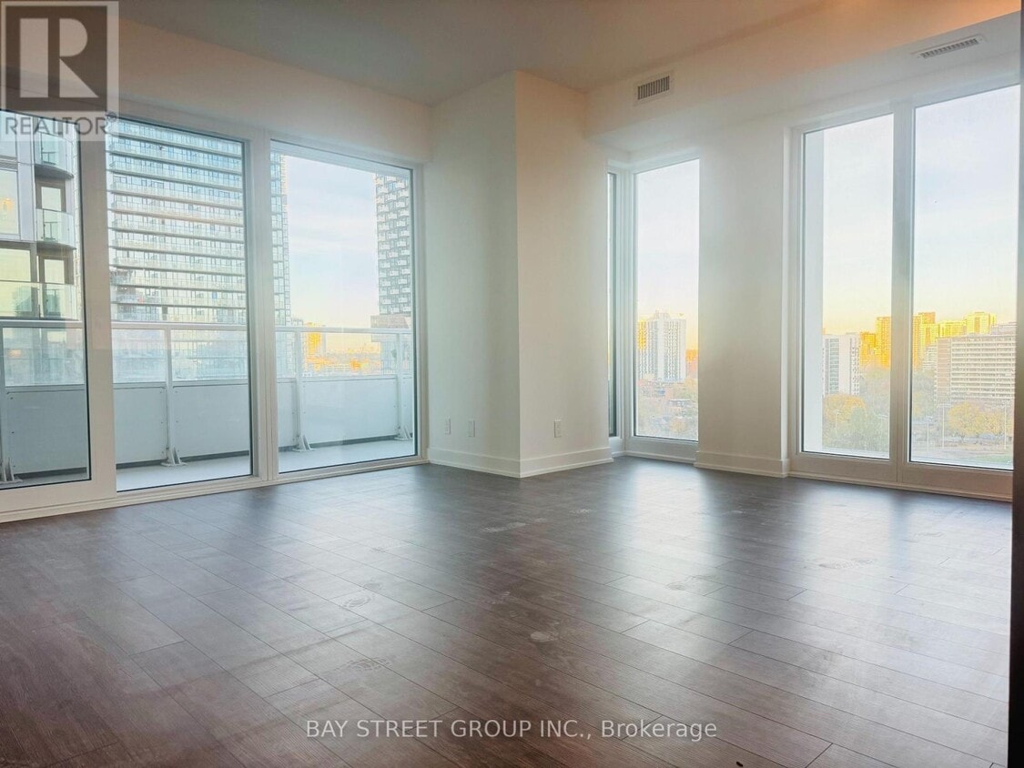 Primary Photo - 88 Queen St E