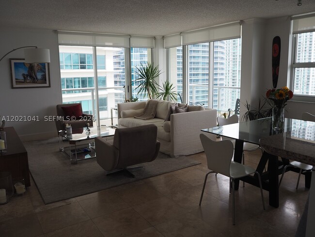 Building Photo - 1155 Brickell Bay Dr