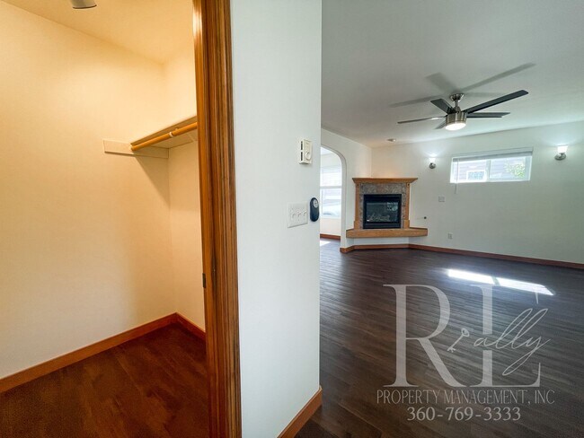 Building Photo - Downtown Kingston Gem! Walk-to-ferry