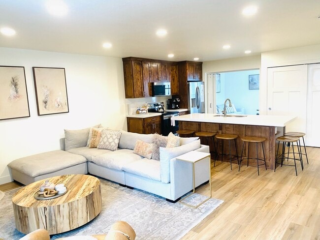 Building Photo - Charming Park Avenue Condo in Old Town!