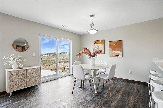 Building Photo - Spacious 3 BR/3Bath Townhome