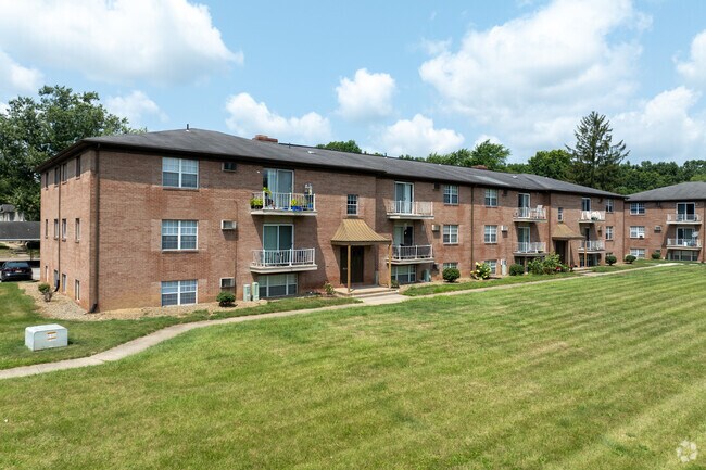 Foto del edificio - Four Seasons Apartments and Townhomes