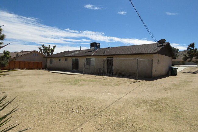 Building Photo - Desert home with oversized garage - move-i...