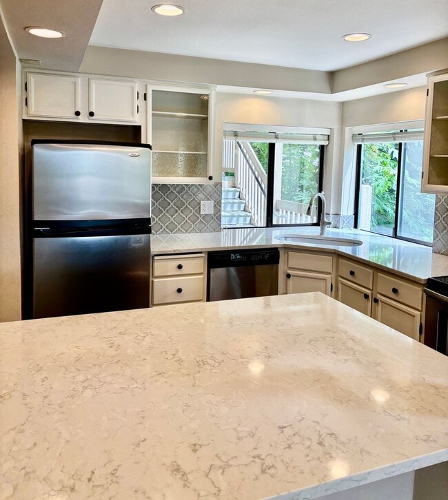 Building Photo - 2 Bed / 2 Bath Downtown Kirkland Condo $2,...