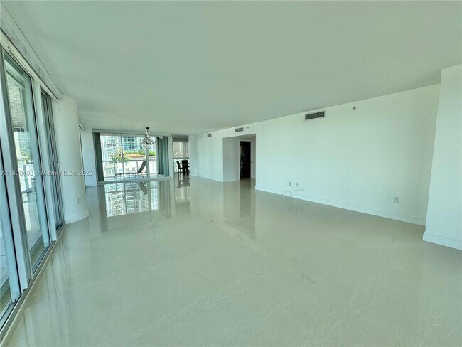 Building Photo - 16500 Collins Ave